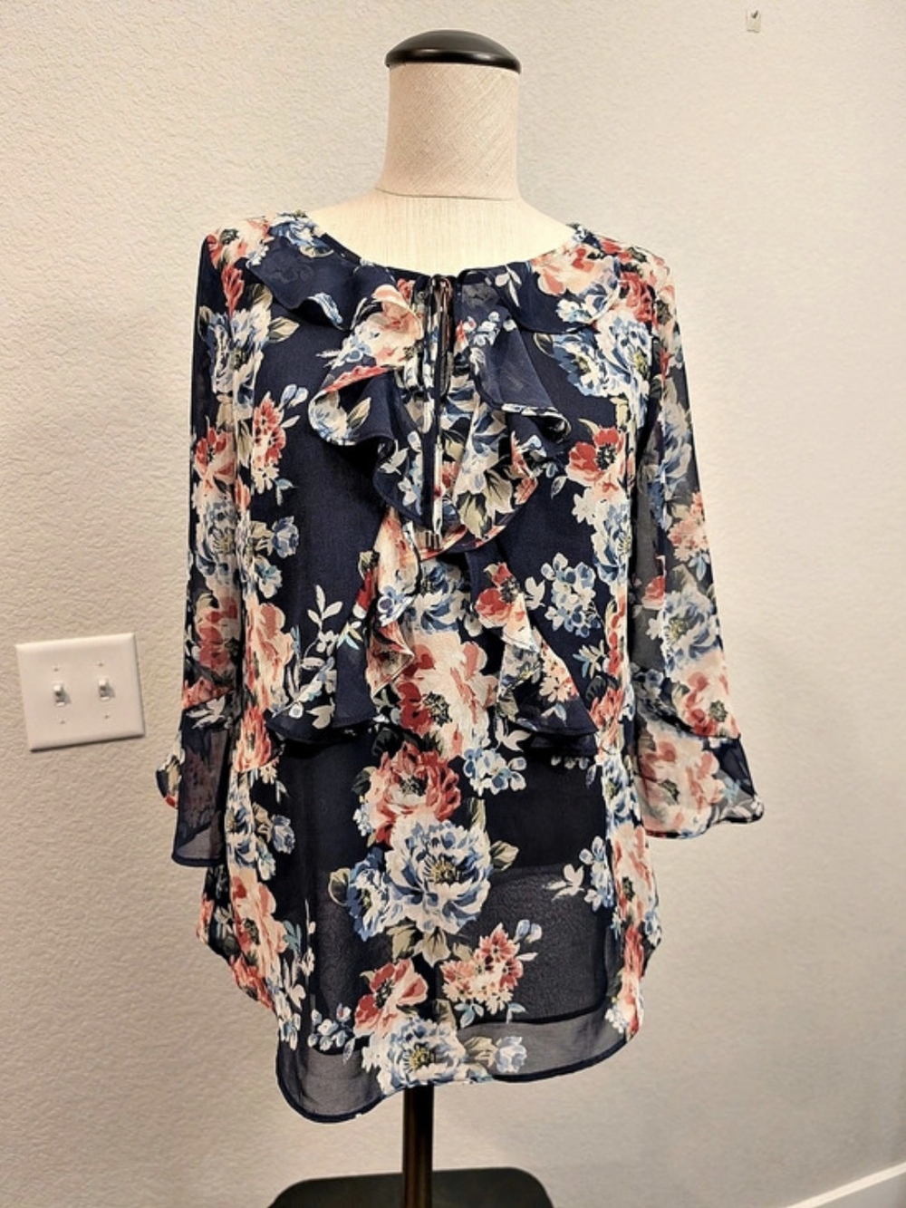 White House Black Market Floral Ruffle Blouse in Blue & Pink Size 2